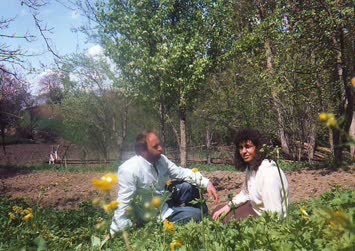 fuat-nurşen yaşar evin bahçesi