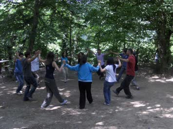 sulobanlı gençler piknikte eğlenirken / suloban.com