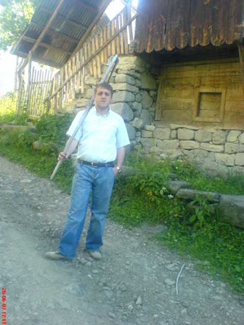 köyde çayırdan gelirken