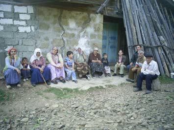 Acik hava sohbetleri Soldan:Figen isik-Baris isik-ismigül isik-NeSe ?-murat ?-Naide isik-Havva isik-Emir isik-Pinar isik-Özbay isik-Sait isik-Zikri isik