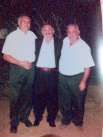 Birlikte resim çekinmelerini en çok isteyen Hasan Atabey. İşte Polat Aydın ve İbrahim Kumaşın arasında. Bu anı ölümsüzleştirmiş görünüyor. Yüreğine sağlık Hasan Bey. 08/09/2007