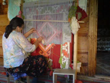 babaannem kilim dokuyor