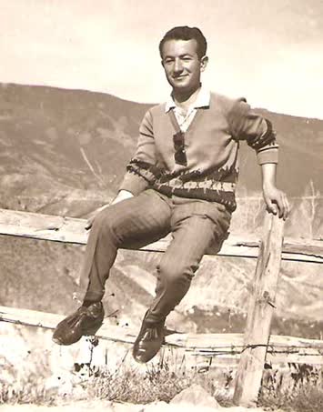 Yıl 1959 Orta Son, Köyde Çitlerin Üzerinde Oturuyorum