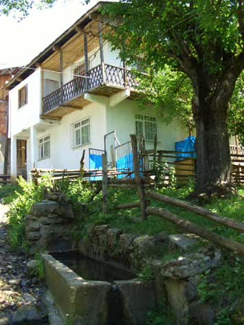 Şimdiki köy evlerinden değişik bir görünümü-Nihat KAYA