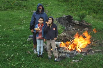 balık gölünde ateşin başındalar