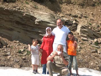  annem hariç hepimiz ordayız  o nego toplamakla meşguldü