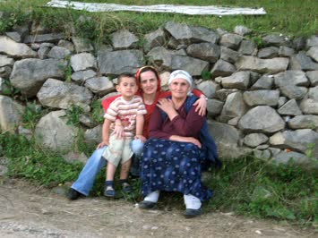 gogelet suyun başi halam hanımım ve oğlum. gülen yüzler