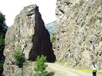 DEMİRKAPI KÖYÜ  VE ŞAVAŞAT ARASI KÖY YOLU KAYALAR ARASINDAN ULAŞIM 
