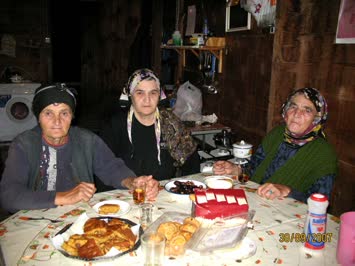 SOLDAN SAĞA SEVGİYE YAZICI-GÜNEVVER BÜYÜK-MUBERRA KAYA