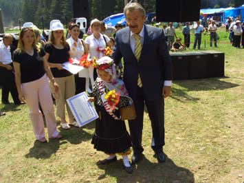 2007-festivalinde,küçük güzellerimizin sponsorları ile valimiz Adil YAZAR yayla güzelinin ödülünü verirken-Nihat KAYA-18.10.2007