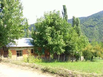 Mahallemde,bir garibin evi,içide dışı gibi-Nihat KAYA30.10.2007
