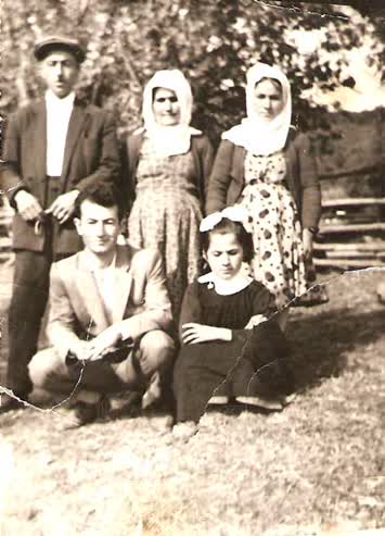 Babam,canım rahmetli annem iki kız kardeşim ve ben