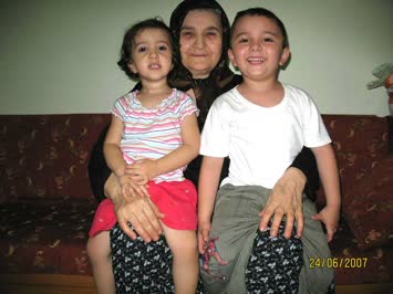 ANNEM GÜNEVVER BÜYÜK TORUNLARI İLE BİRLİKTE