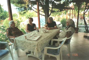 Yazlığın Balkonunda Bayanlar Sohbet Halindeler