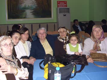 Düğünde,bir grup kameraya karşı