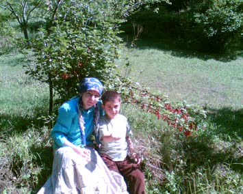 Kızım Hilal ve oğlum Bilal köyde Meshal yerken