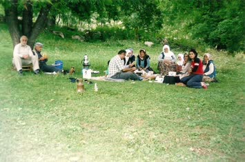 Bahçede çay içerken