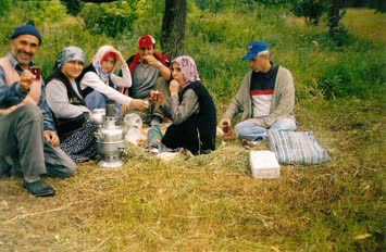 Ciliyette Çayır Biçme Molası Çay içerken.