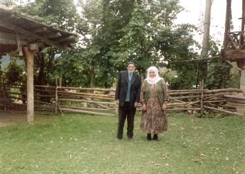 ANNEM VE BABAM BAHÇEDE.