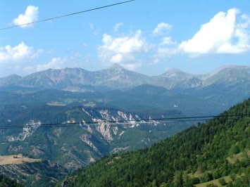 YAVUZKÖYÜN ÜSTÜNDEN GENCİYAN VE GORİZİLA BAKIŞ