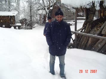 EMRAH DEMİRAY KÖYDE KIŞIN ZEVKİNİ YAŞIYOR