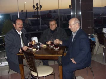 Üç emekli bir seyahat anında mola esnasında