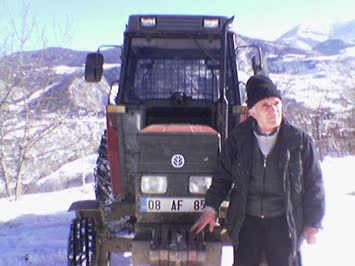 Nasır koşar ve traktörü