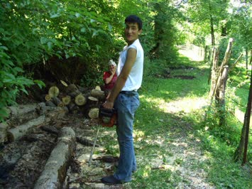 Köy hayatı,yazın çalışmazsan kışın kalırsın,kardeşim tomruk kesiyor,annesi izliyor-Nihat KAYA-06.02.2008