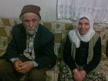 Muhlis amca ninesiyle beraber