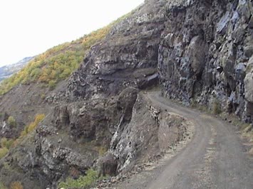 Ilıca Köyüne giden yol.Aşağıya bakma
