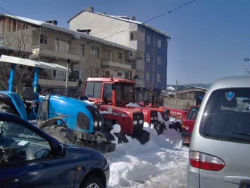 Şavşat itfaiye araç parkında bağlanmış traktörler ve diğer araçlar