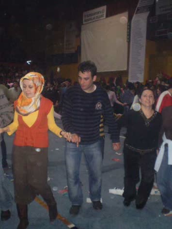 reyhan ve ben 03,07,2008 7 marta artvin gecesi oyundayız
