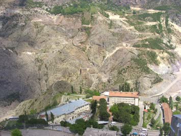 Artvin ceza evi ve karşıda tarihi kale-Nihat KAYA