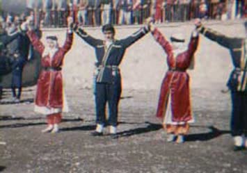 Şavşat Lisesi halk oyunları ekibindeğim. Keşke zamanı geri getirebilsem.