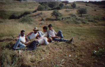Büyük kışlada amcam Turan ile cayır biçiyoruz. Hey gidi günler hey