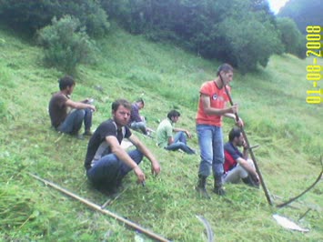 HANLI GENÇLİĞİ ÇAYIR BİÇMEDE