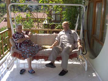 Eşimle birlikte,balkonda salıncak sefasındayız-Nihat KAYA