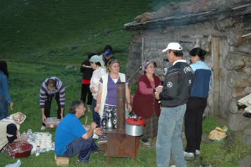 kireçli aşağı yaylada pişi pişiyor