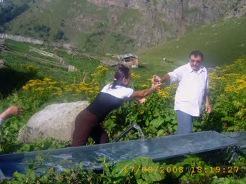 Babam Asagki Yaylada Soguk Su iciyor