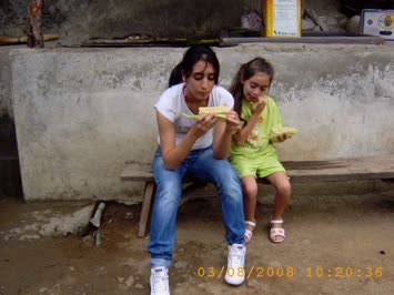 Hilal ve Sedef Soguk su da MISIR yerken