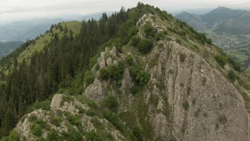 Verxunal (sol) ve Hantuşet (sağ) yönlerinde dik kayalık