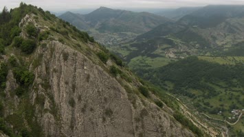 Hantuşet (sağ) yönünde dik kayalık