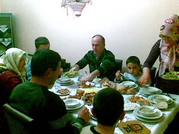 AİLECEK YEMEKTEYİZ
