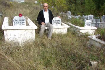 Nedim Amca babası ve hanımının mezarı başında Fatiha Okurken