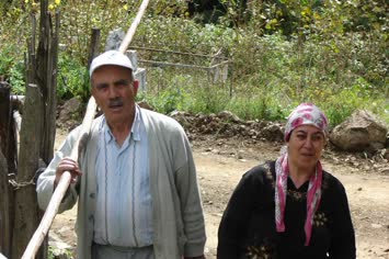 Nedim Amca Ceviz dökmeden geliyor