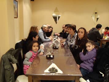 Almanyadaki Erdemler: Üc Kardes Aile Yemekteyiz