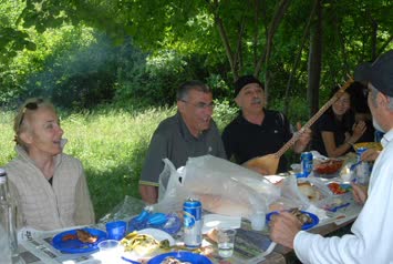 Bülent Karaosmanoğlu nun Ömerlideki yerinde piknik
