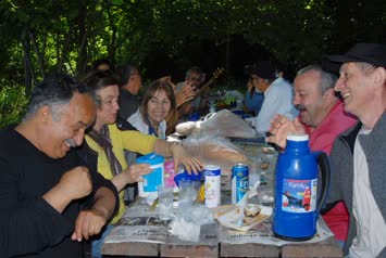 Bülent Karaosmanoğlu nun Ömerlideki yerinde piknik