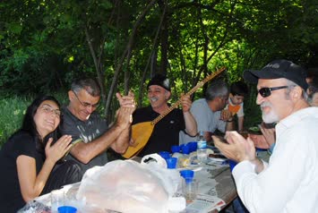 Bülent Karaosmanoğlu nun Ömerlideki yerinde piknik