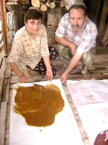 şazime ve nursal kartal pestil dökerken